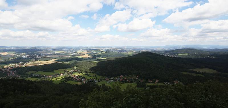 Nově otevřená rozhledna na vrchu Luž u Mařenic, která je umístěna na německé části vrcholu je v obležení českých i německých turistů.