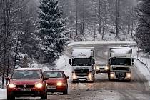 Řidiči by si na jihočeských silnicích měli dávat pozor na uježděné vrstvy sněhu a ledovku. Ilustrační foto.