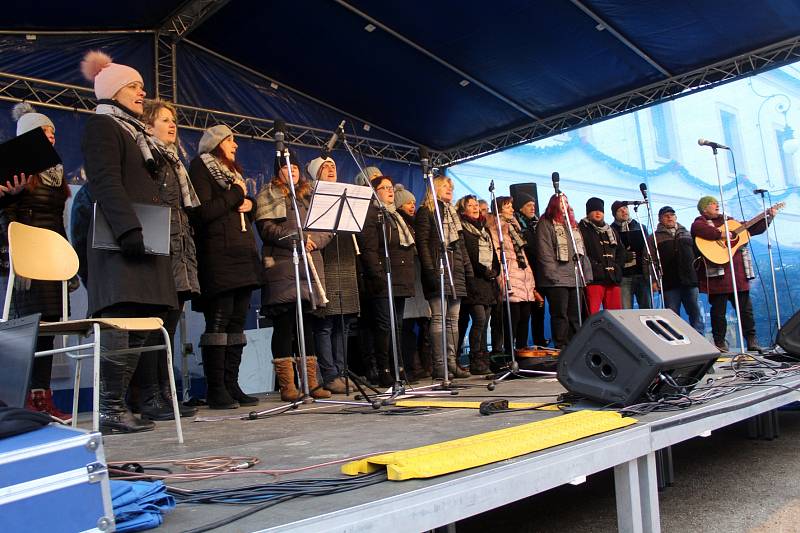 Trhy na zámeckém nádvoří v Děčíně si o třetí adventní neděli nenechaly ujít stovky lidí.