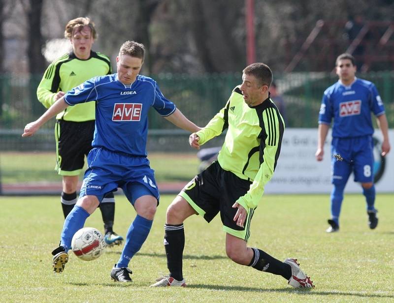 ŠKODA. Fotbalisté Vilémova (v modrém) prohráli 2:3 v Lovosicích.