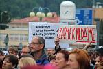 Demonstranty proti Andreji Babišovi přijel do Děčína podpořit Michael Kocáb.