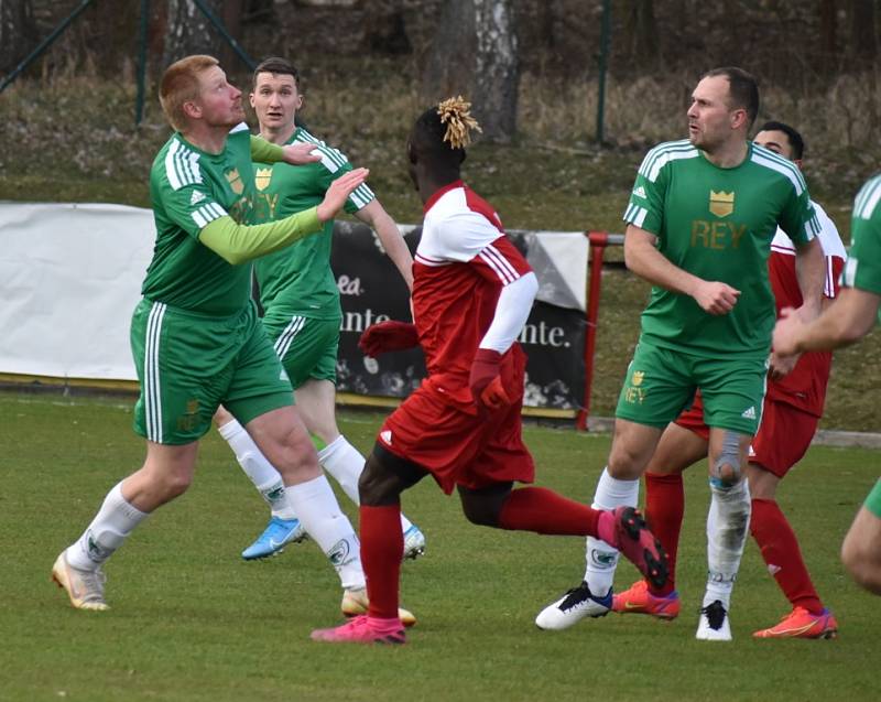 Vilémov (zelené dresy) zvládl derby, když v Modré vyhrál 3:0.