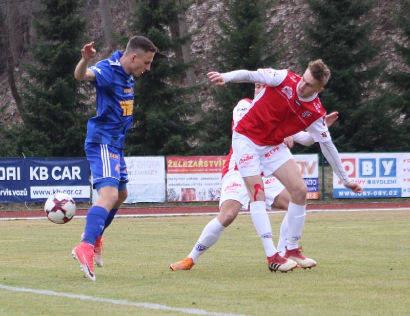 FOTBALOVÉ JARO ZAČALO. Varnsdorf (v modrém) doma přivítal Pardubice.