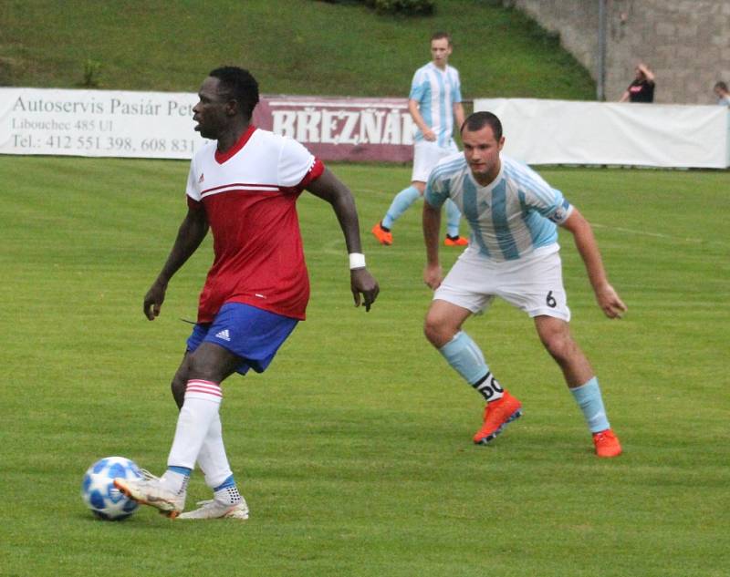 PORÁŽKA. Fotbalisté Modré (červené dresy) doma prohráli 1:3 se Srbicemi.