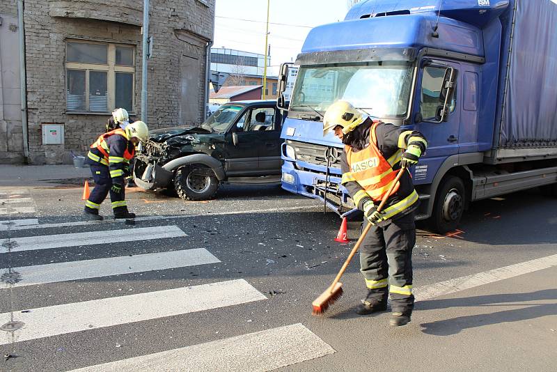 Na Ústecké ulici v Děčíně se srazil náklaďák s offroadem.