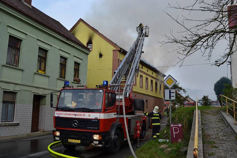 V Malé Veleni shořel dům, silnice na Českou Lípu je uzavřená