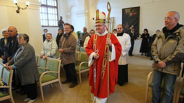 Litoměřický biskup Jan Baxant celebroval bohoslužbu v zámecké kapli sv. Jiří v Děčíně. 