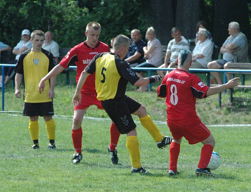 MAJÍ BOD. Česká Kamenice (v červeném) remizovala 0:0 s Chlumcem.