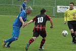 UNION DĚČÍN (pruhované dresy) doma prohrál s Chuderovem 0:2.