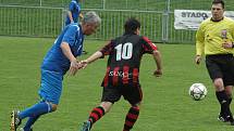 UNION DĚČÍN (pruhované dresy) doma prohrál s Chuderovem 0:2.