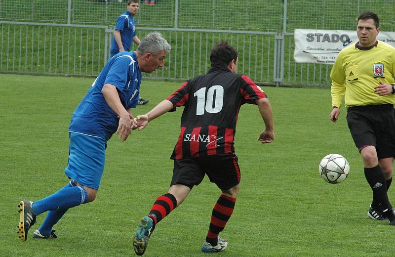 UNION DĚČÍN (pruhované dresy) doma prohrál s Chuderovem 0:2.