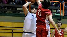 BASKETBALISTÉ Slovanu Varnsdorf (v bílém) přejeli děčínskou Juniorku (v červeném) poměrem 91:61.