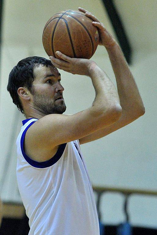 BASKETBALISTÉ Slovanu Varnsdorf (v bílém) přejeli děčínskou Juniorku (v červeném) poměrem 91:61.