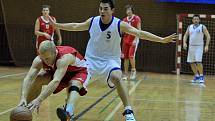 BASKETBALISTÉ Slovanu Varnsdorf (v bílém) přejeli děčínskou Juniorku (v červeném) poměrem 91:61.