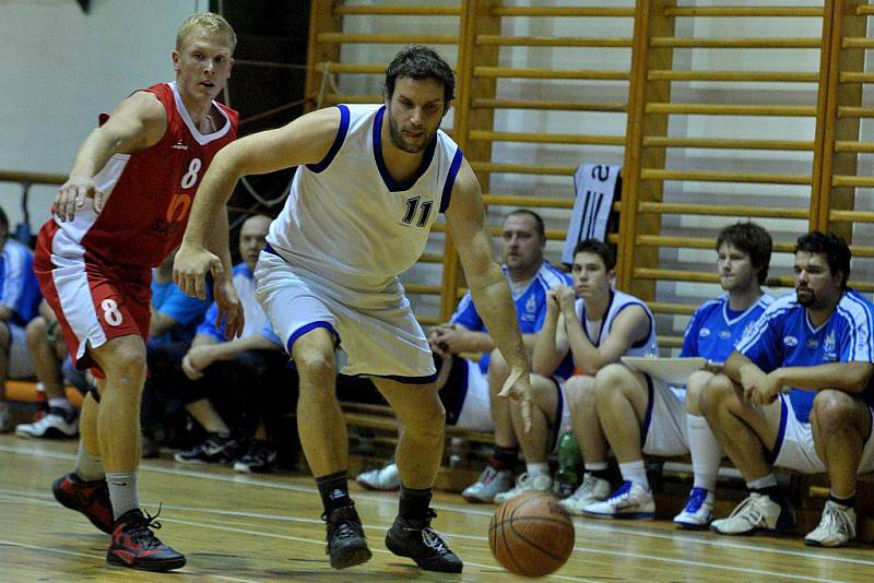 BASKETBALISTÉ Slovanu Varnsdorf (v bílém) přejeli děčínskou Juniorku (v červeném) poměrem 91:61.