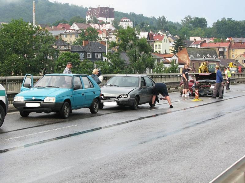 Průtrž mračen má na svědomí havárii tří aut na novém mostě v Děčíně