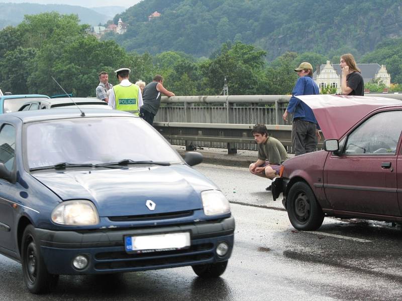 Průtrž mračen má na svědomí havárii tří aut na novém mostě v Děčíně