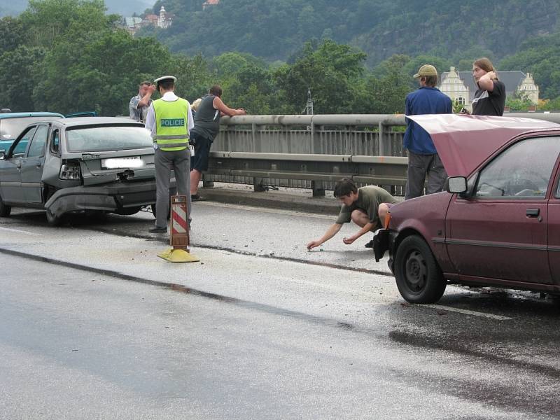 Průtrž mračen má na svědomí havárii tří aut na novém mostě v Děčíně