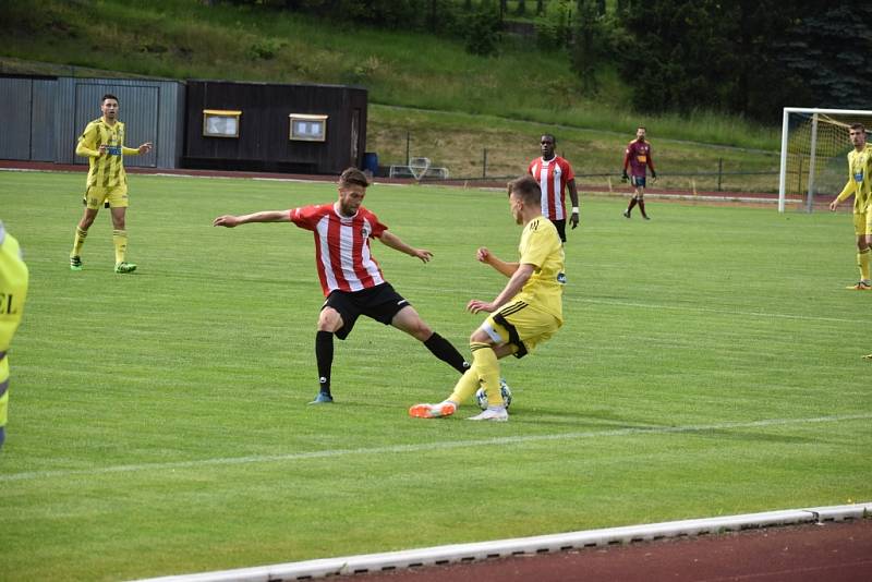 Fotbalisté Varnsdorfu (ve žlutém) doma nestačili na Žižkov.