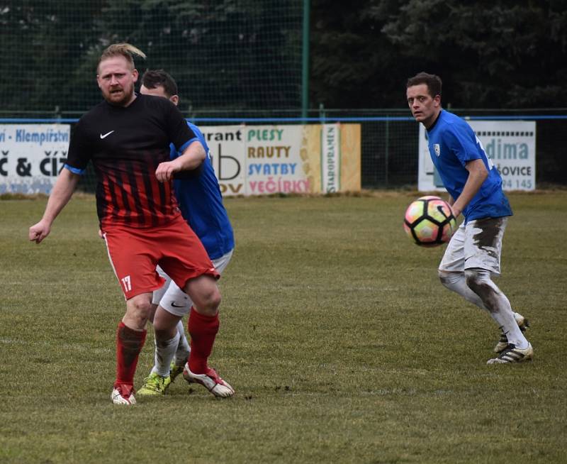 VÍTĚZSTVÍ. Fotbalisté Šluknova (v modrém) porazili Liběšice 4:1. Tři body věnovali nemocnému trenérovi Gallovi.