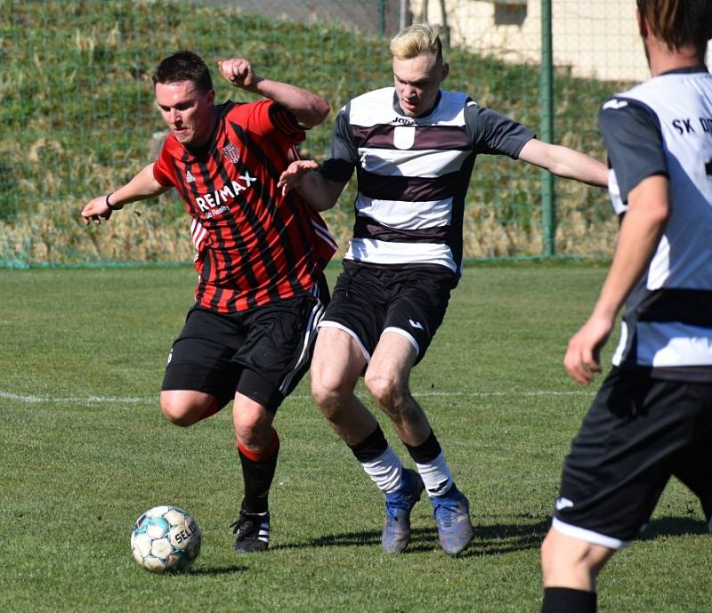 Fotbalisté Dobkovic (bíločerná) doma porazili Union Děčín 6:4.