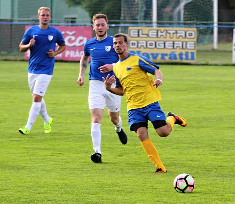 VÝHRA. Šluknov (v modrém) doma porazil Klášterec 3:1.