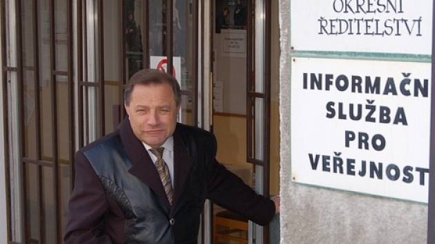Dojatý František Pelánt naposledy vychází z dveří okresního ředitelství. 