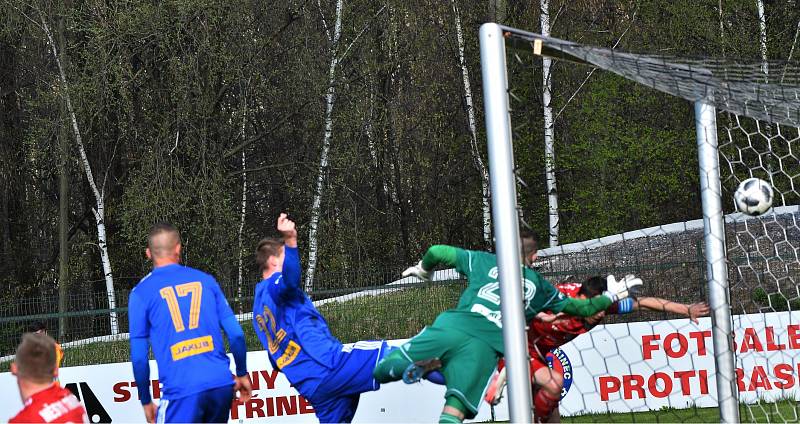 PORÁŽKA. Varnsdorf (v modrém) prohrál 0:2 v Třinci.