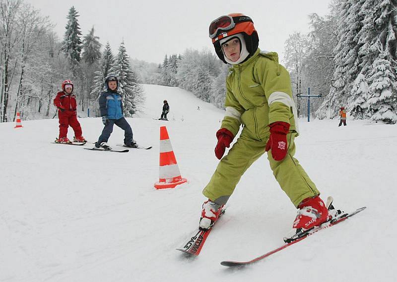 Mateřská školka z Ústí vyrazila na lyžařský kurz