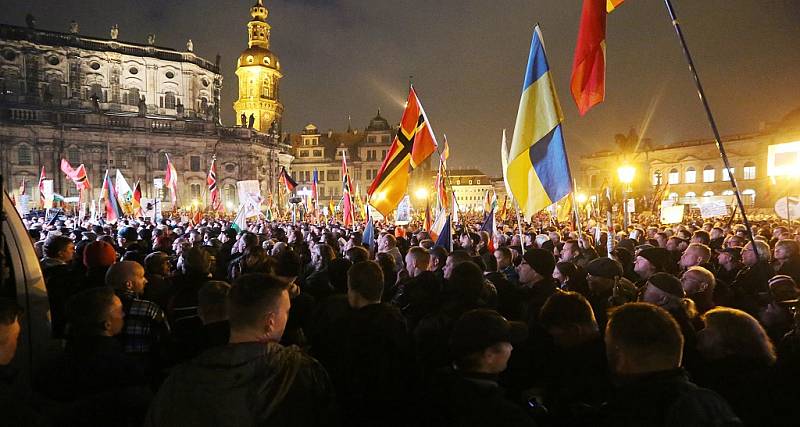 Demonstrace v Drážďanech proti uprchlíkům. 