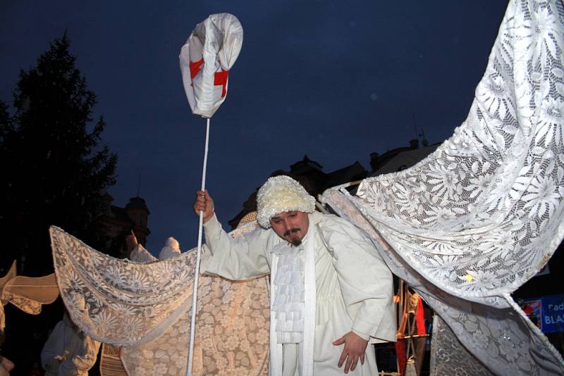 První advent zahájily trhy na Masarykově náměstí.