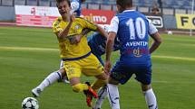 BOD. Fotbalisté Varnsdorfu (ve žlutém) remizovali ve Znojmě 1:1.