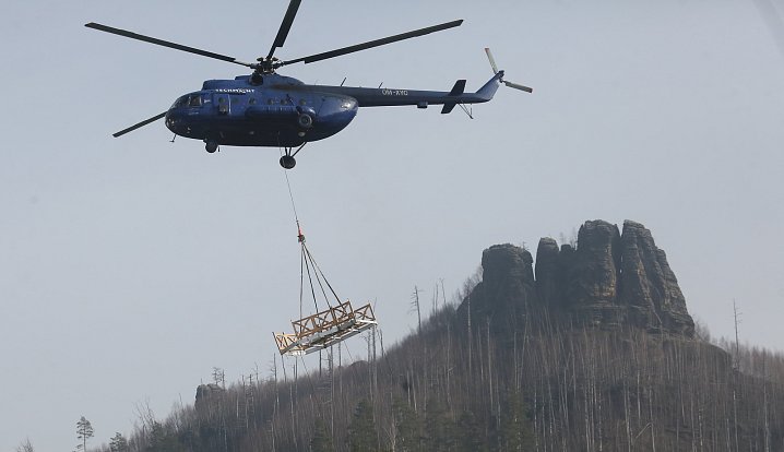 Altán na Mariinu skálu v Jetřichovicích přenesl vrtulník.