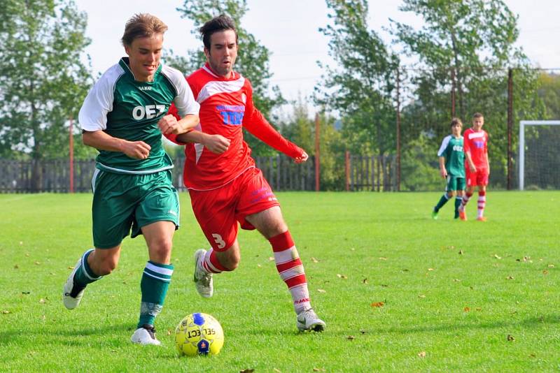 ZTRÁTA. Varnsdorf U 19 (červené dresy) doma prohrál 2:3 s Letohradem.