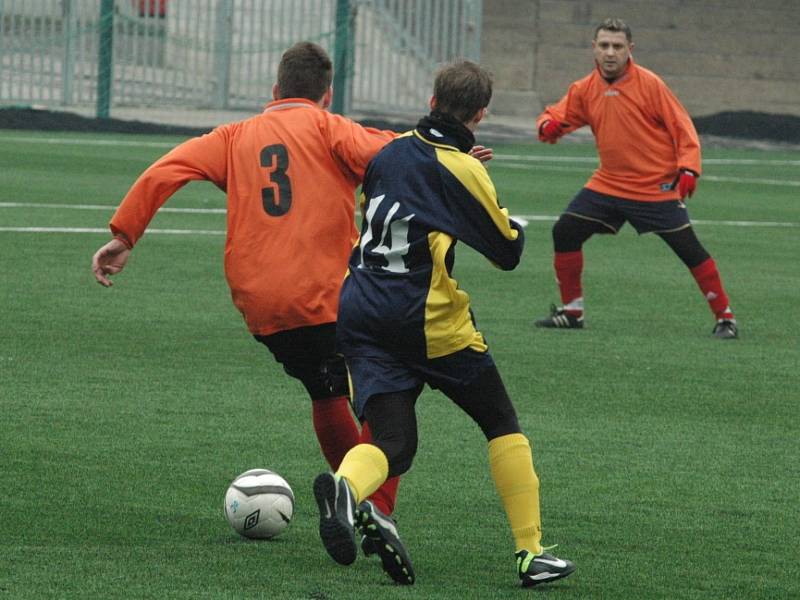 TŘINÁCT BRANEK padlo v duelu dorostenců Junioru Děčín (tmavé) a SA Děčín.