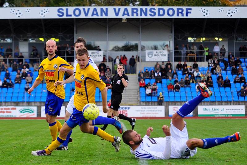 PADLI V ZÁVĚRU. Fotbalisté Varnsdorfu (ve žlutém) doma prohráli 0:1 se Znojmem.