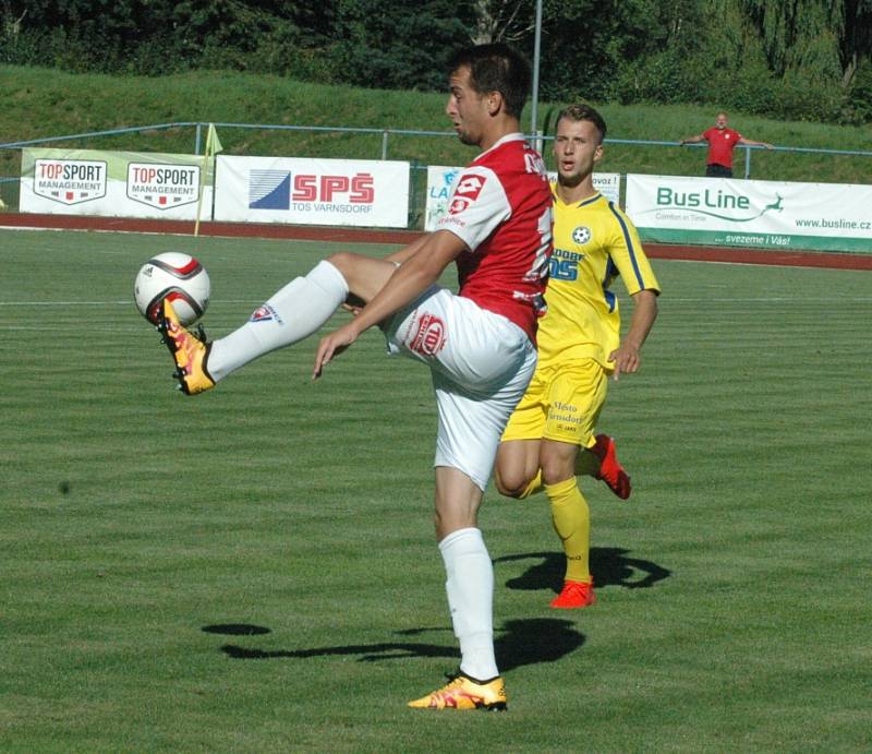 DOBRÁ PRÁCE. Varnsdorf (ve žlutém) doma porazil Pardubice 3:0.