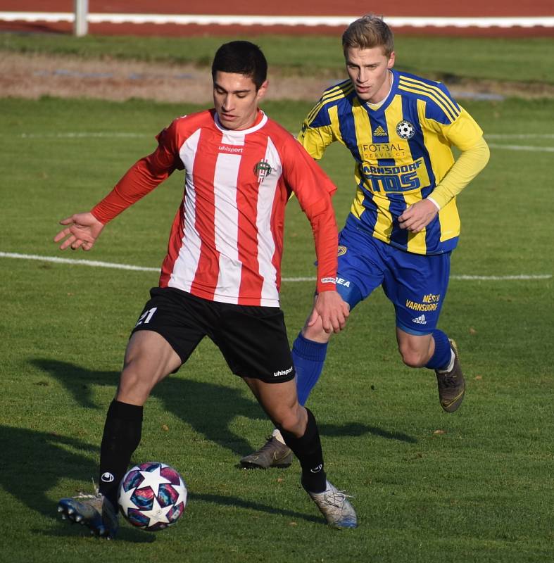 Fotbalisté Varnsdorfu (žlutomodré dresy) doma prohráli 1:3 se Žižkovem.