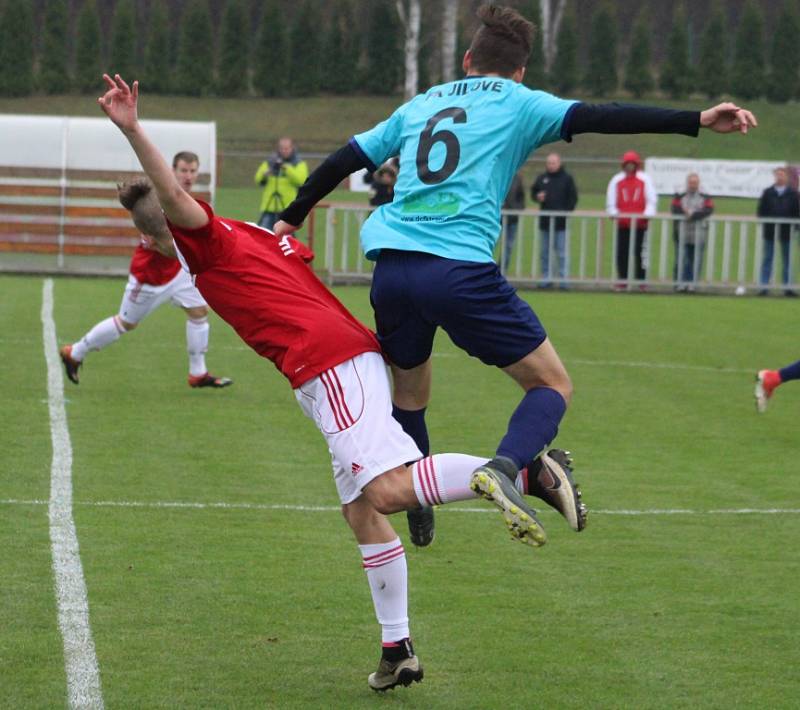 DERBY. Fotbalisté Modré (bíločervené dresy) doma prohráli s Jílovým 0:1.