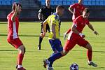 Fotbalisté Varnsdorfu (ve žlutém) doma remizovali s Blanskem 1:1.