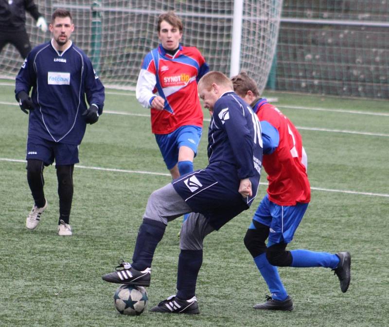 OBHÁJCE VYHRÁL. Fotbalisté Skalice (v červeném) porazili Doksy 4:1.