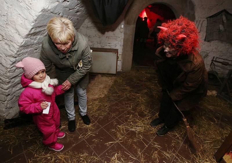 Po náměstí v Benešově nad Ploučnicí se proháněli čerti krampusáci