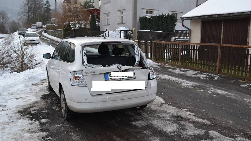 Na železničním přejezdu se v Bechlejovicích střetl vlak a osobní automobil. Na místo vyjely tři hasičské jednotky.