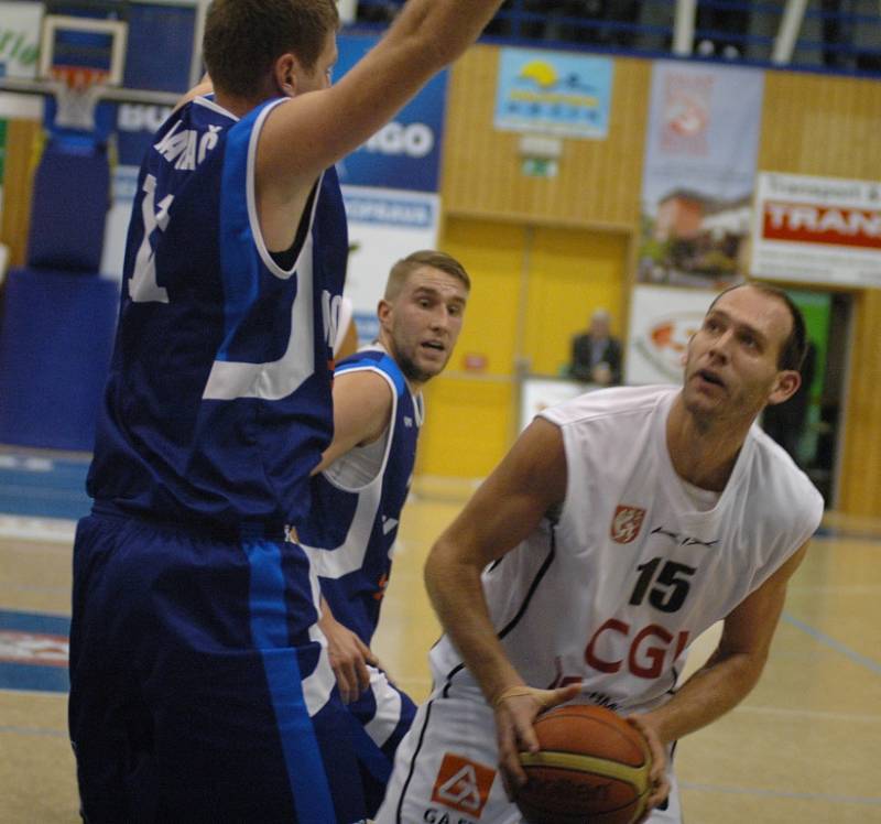 VÁLEČNÍCI DOMA VÁLÍ. BK Děčín (v bílém) porazil Kolín 75:59.