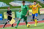 FOTBALISTÉ VARNSDORFU (ve žlutém) doma remizovali 2:2 s Vltavínem.