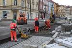 Dělníci opravují poškozenou část revitalizovaných Podmokel.
