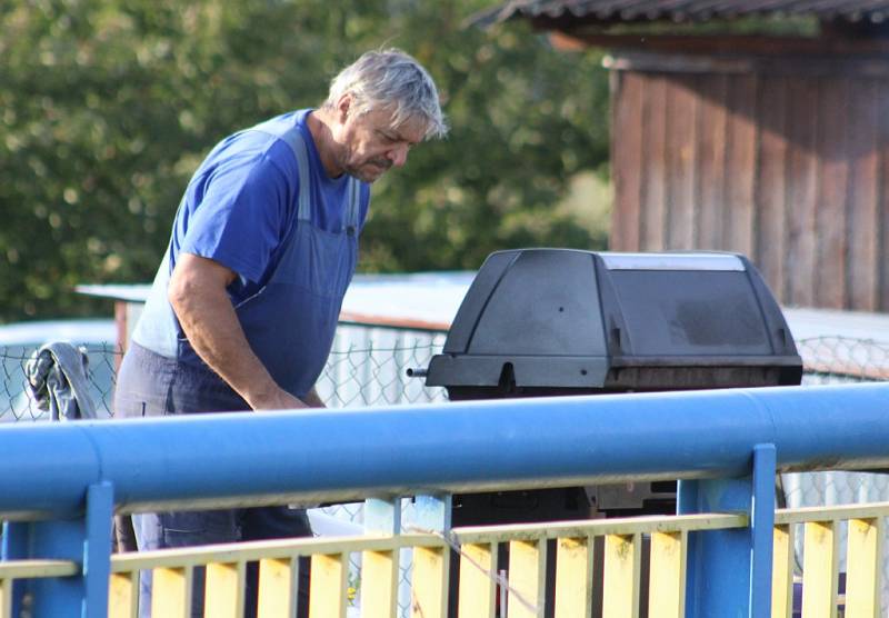 OBRAT. Fotbalisté Těchlovic (v bílém) ztratily proti Malšovicím dvoubrankový náskok a získaly pouze bod.