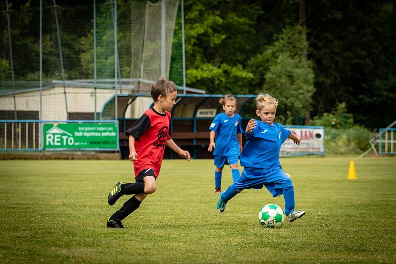 FINÁLE. Ti nejmenší fotbalisté bojovali v Březinách o titul okresního přeborníka.