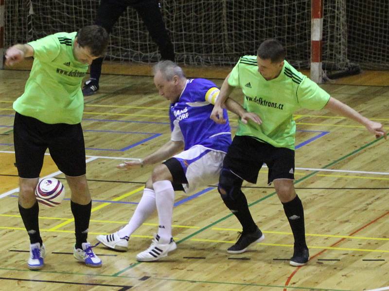 VETERÁNSKÁ SOUTĚŽ JDE DO FINÁLA. Sportovní hala ve Varnsdorfu hostila poslední kolo před finálovým turnajem.