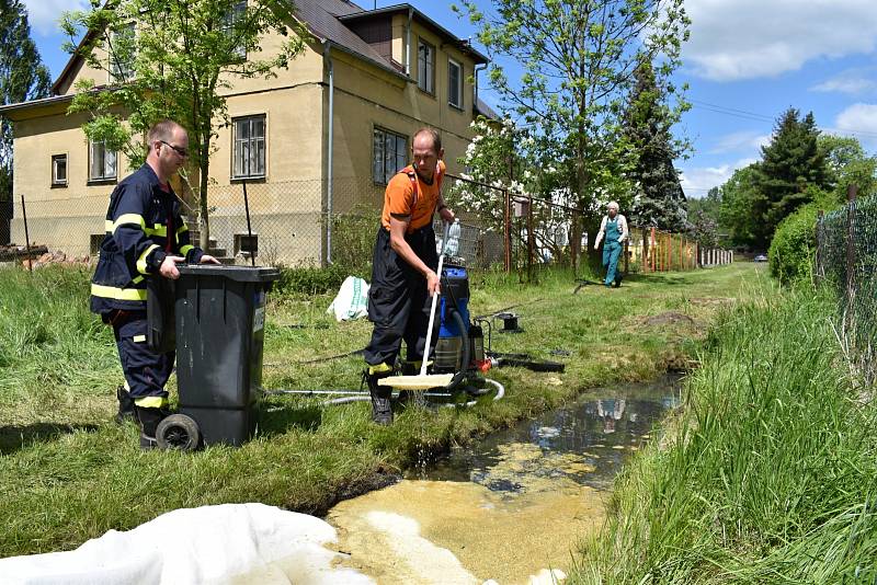 Likvidace úniku nafty pokračovala v Rybništi i druhý den